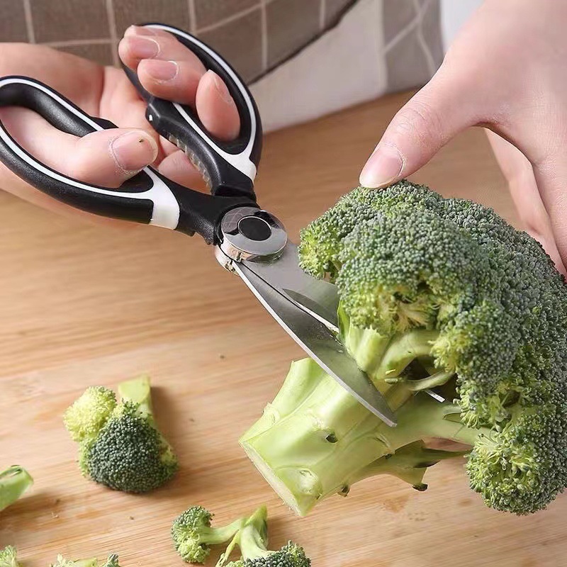 Stainless steel kitchen household scissors, multi-functional special chicken bone scissors, fish-killing wonder, powerful food scissors for bones Application Scenario