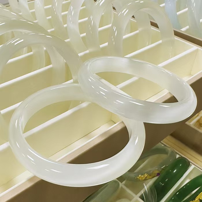 新中式优化猫眼石白色手镯时尚气质高级感手环小众轻奢2025新款手饰女白月光手镯