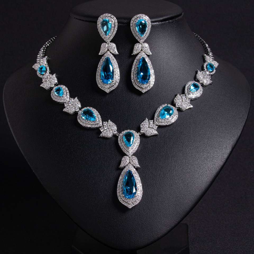 The bride's zircon diamond-encrusted heart-shaped necklace and earrings set, an exaggerated, light luxury and high-end European and American pendant dress accessory Application Scenario