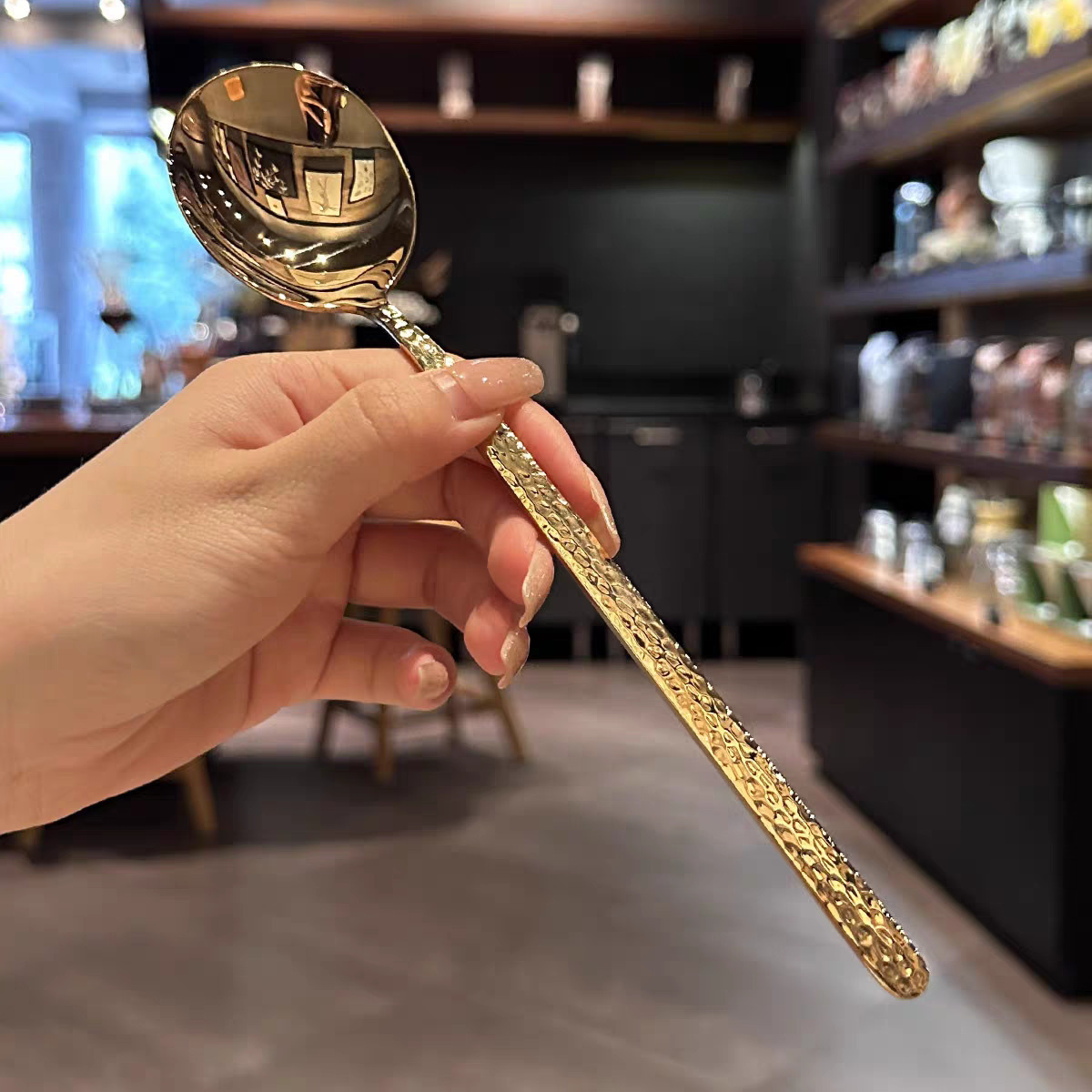 The popular 304 hammer-patterned round-head spoon, Japanese stainless steel spoon, long-handled Korean spoon, restaurant dining spoon, and golden soup spoon Specification drawing