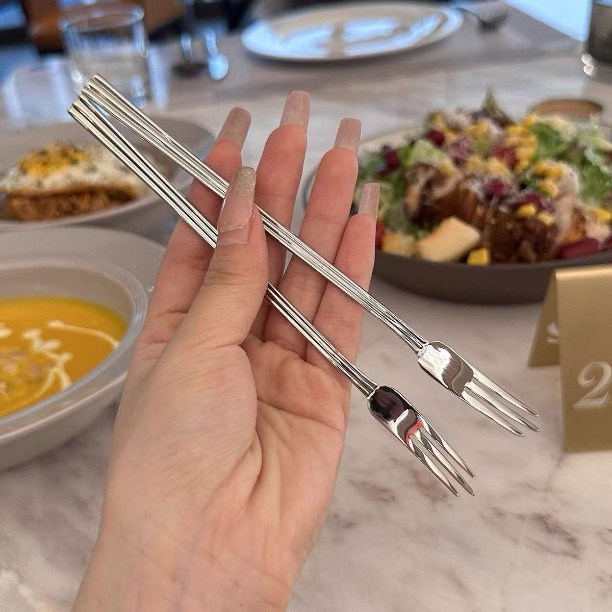 Stainless steel forks, salad fruit forks, long-handled pastry forks, creative hammer-textured two-toothed forks, household cake forks, dessert forks Specification drawing