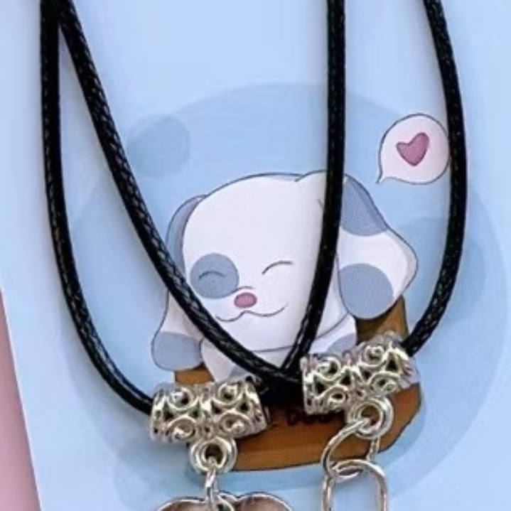 12 pieces per pack of alloy couple necklaces, simple, easy to match, trendy style, fashionable, suitable for gifting, suitable for students to wear, made of leather rope. (Mixed) necklace Application Scenario