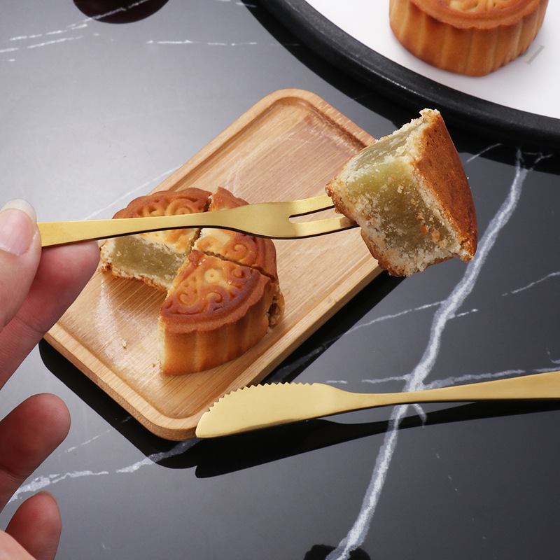 Stainless steel fruit fork set, dessert cake two-toothed fork, ins mooncake knife and fork, Internet celebrity gift set Application Scenario