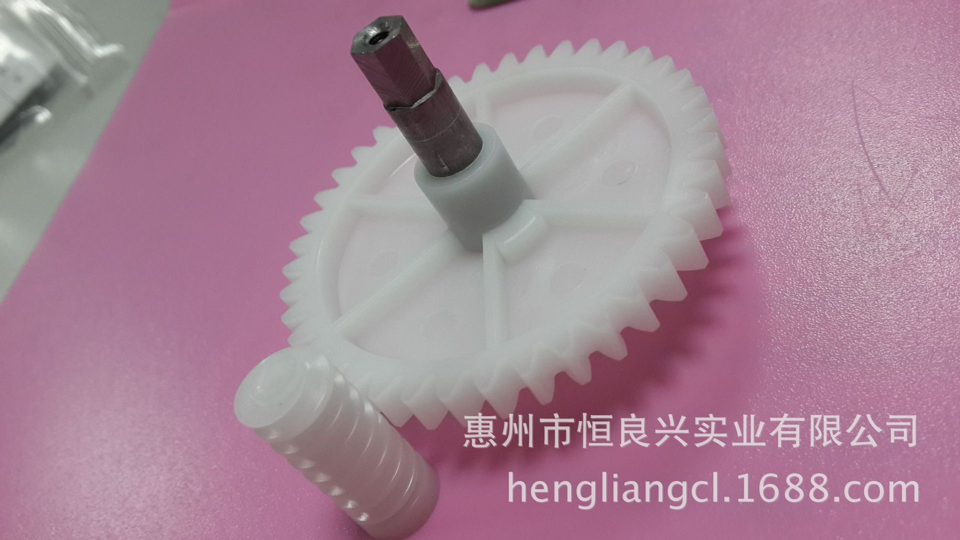Plastic gear worm gear sweeper, gear floor scrubber, gear precision gear, small size Application Scenario