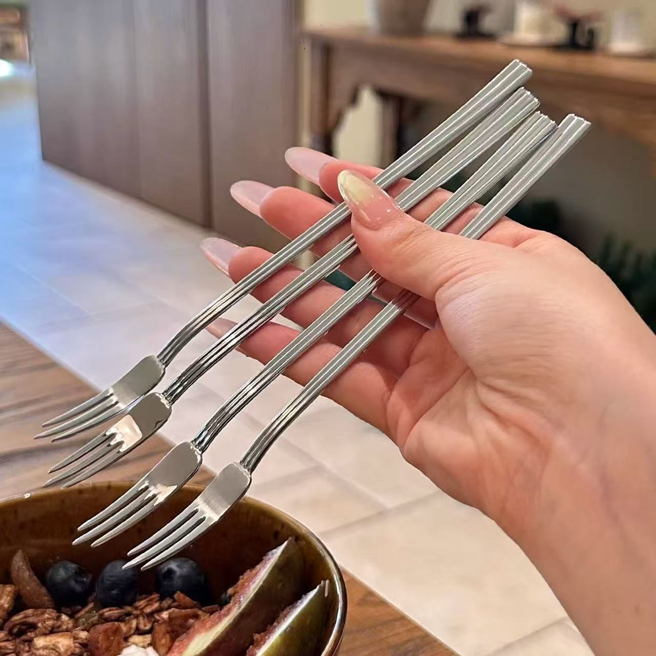Stainless steel forks, salad fruit forks, long-handled pastry forks, creative hammer-textured two-toothed forks, household cake forks, dessert forks details Picture