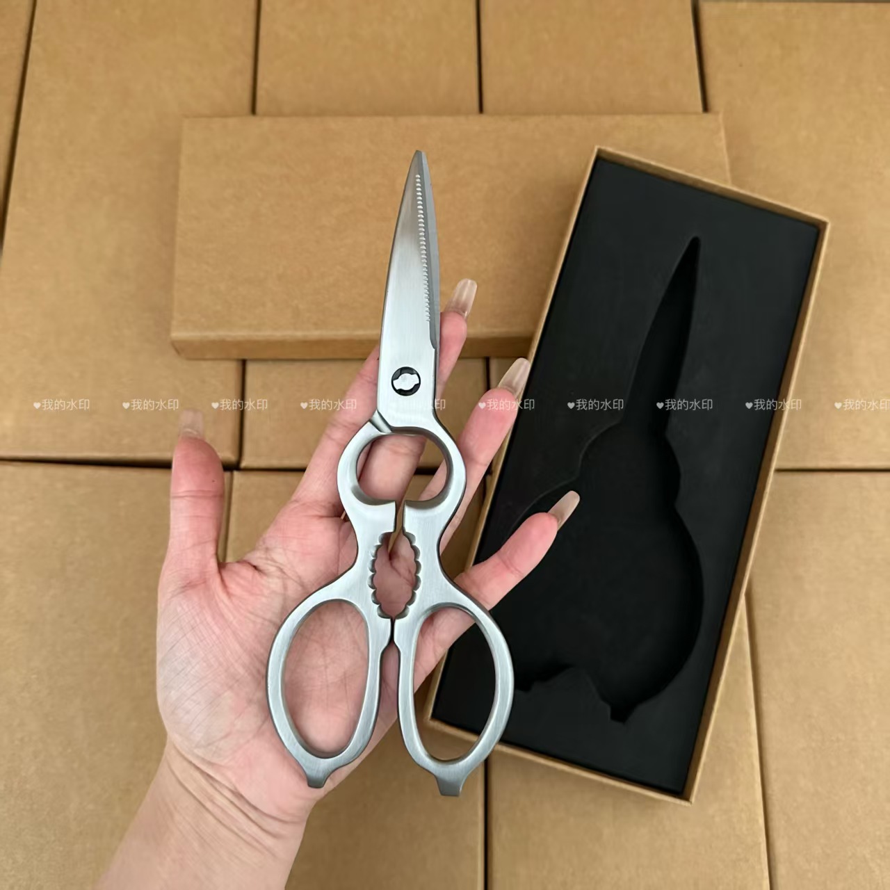 Yinuo Kitchen Household kitchen scissors, all-steel hoist scissors, multi-functional stainless steel scissors, fish-killing, scale-scraping, chicken bone cutting scissors full figure