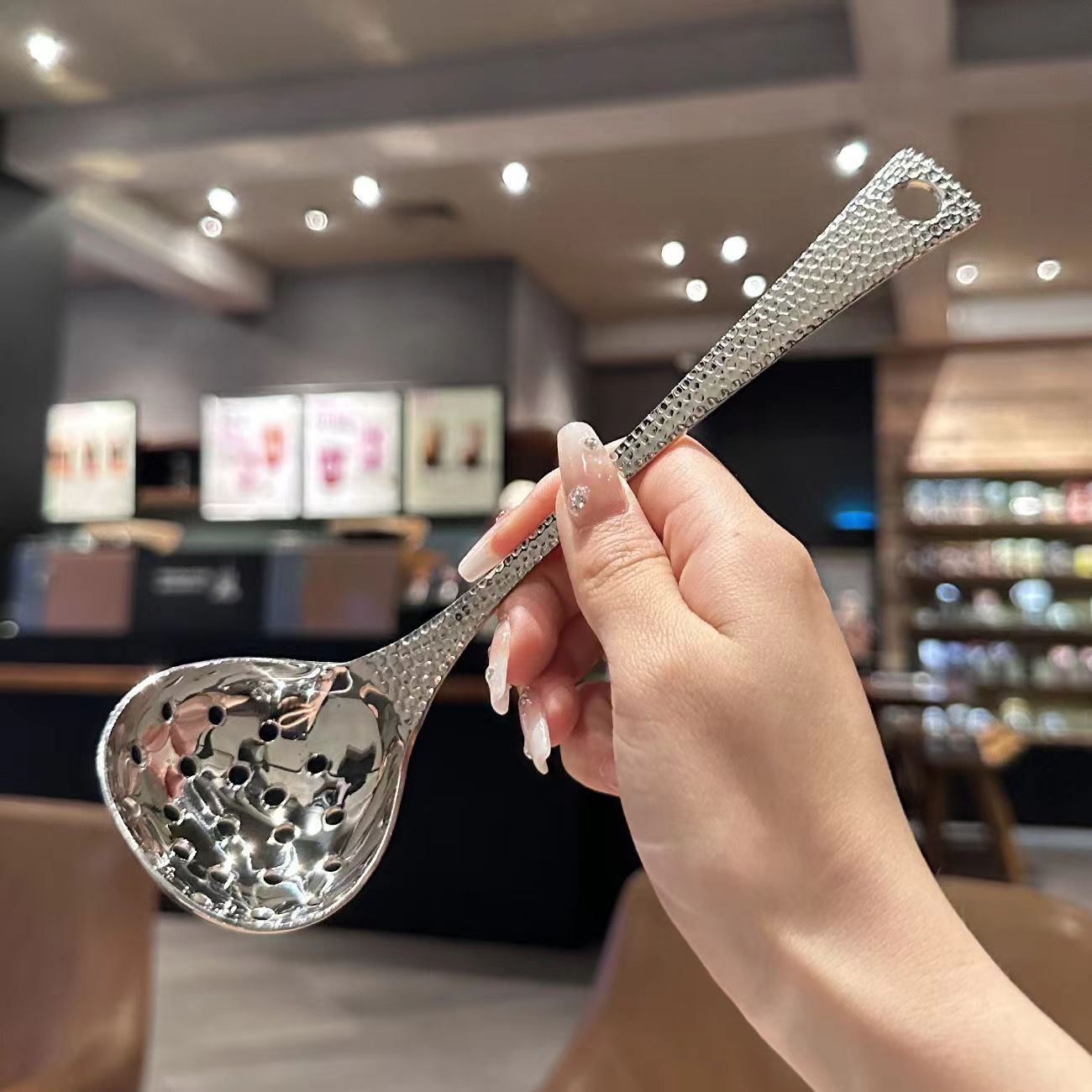 Stainless steel soup shell soup strainer, popular long-handled soup spoon, fish scale handle spoon, restaurant soup serving spoon, household hot pot strainer Application Scenario