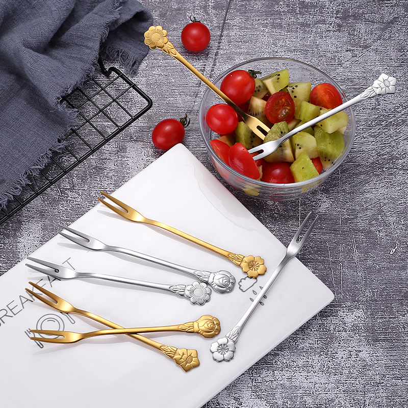 Stainless steel fruit fork, two-toothed fruit fork, cherry blossom fork, Japanese flower dessert fork, cake fork, mooncake fork Application Scenario