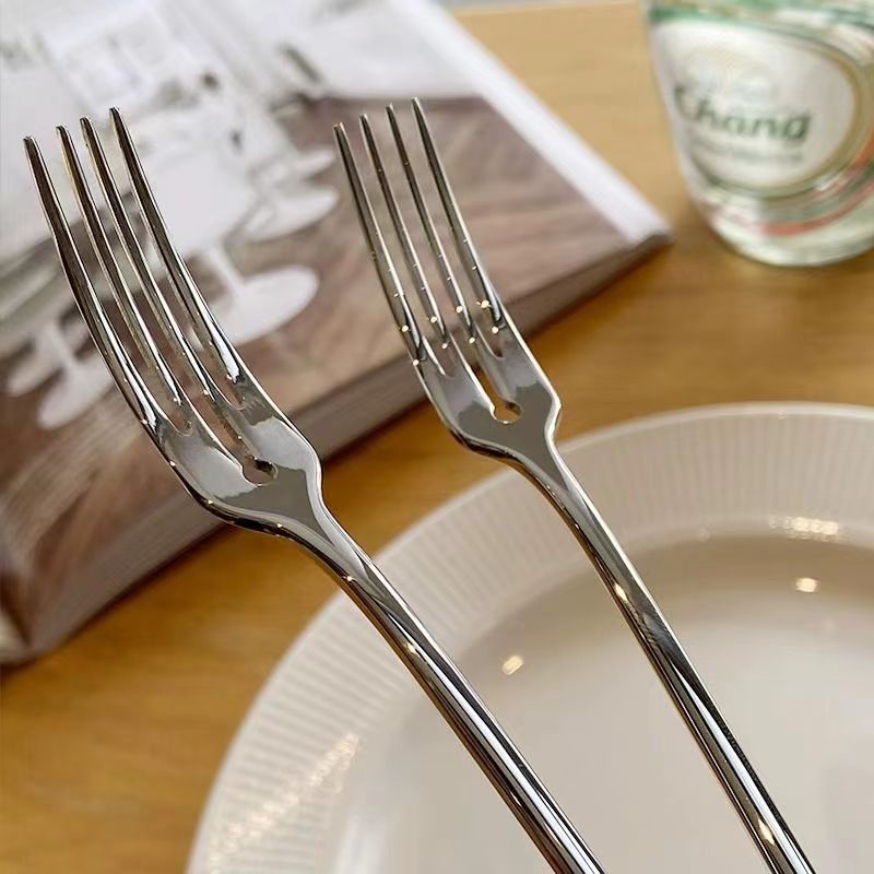 Stainless steel fruit skewers, portable fruit forks, round hole forks, popular photo shoots, dinner party dessert forks, cake salad forks Application Scenario