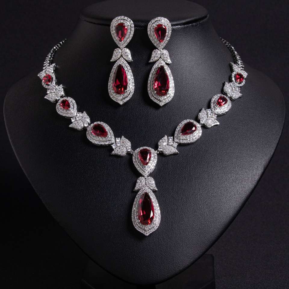 The bride's zircon diamond-encrusted heart-shaped necklace and earrings set, an exaggerated, light luxury and high-end European and American pendant dress accessory detail image 2