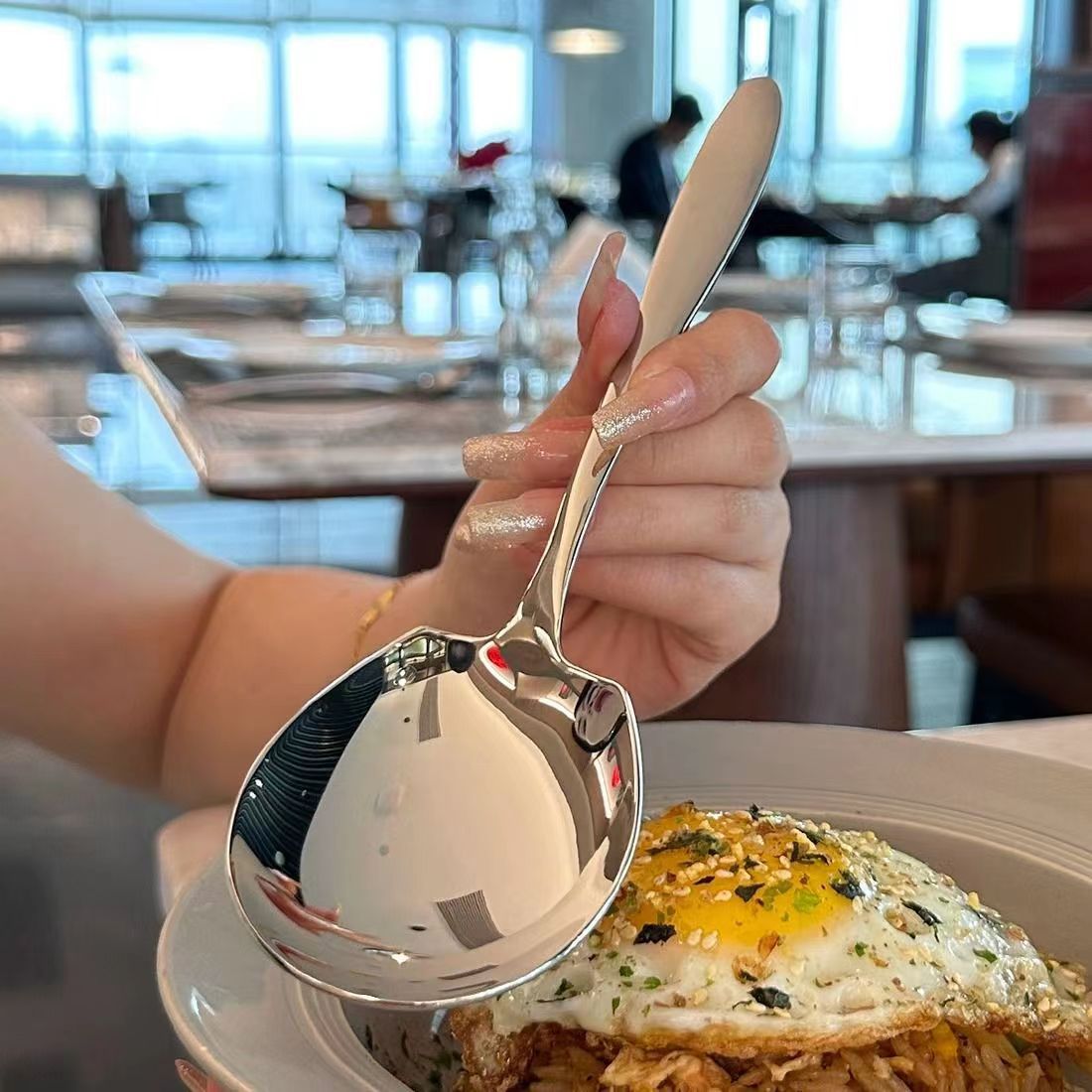The stainless steel separate spoons for food in restaurants, communal spoons, and long-handled spoons in student dormitories full figure