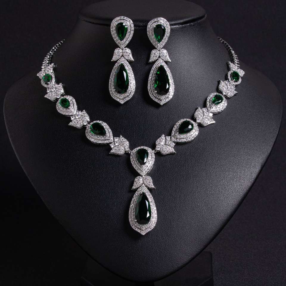 The bride's zircon diamond-encrusted heart-shaped necklace and earrings set, an exaggerated, light luxury and high-end European and American pendant dress accessory