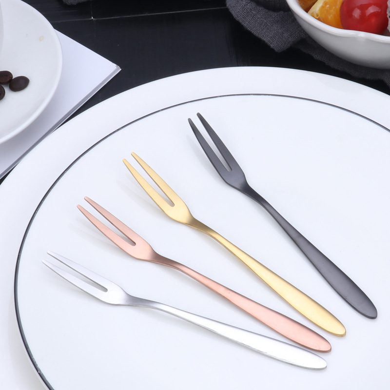 304 stainless steel tableware, fruit forks, fashionable fruit skewers, two-toothed fork sets, cake and mooncake forks with logos Application Scenario