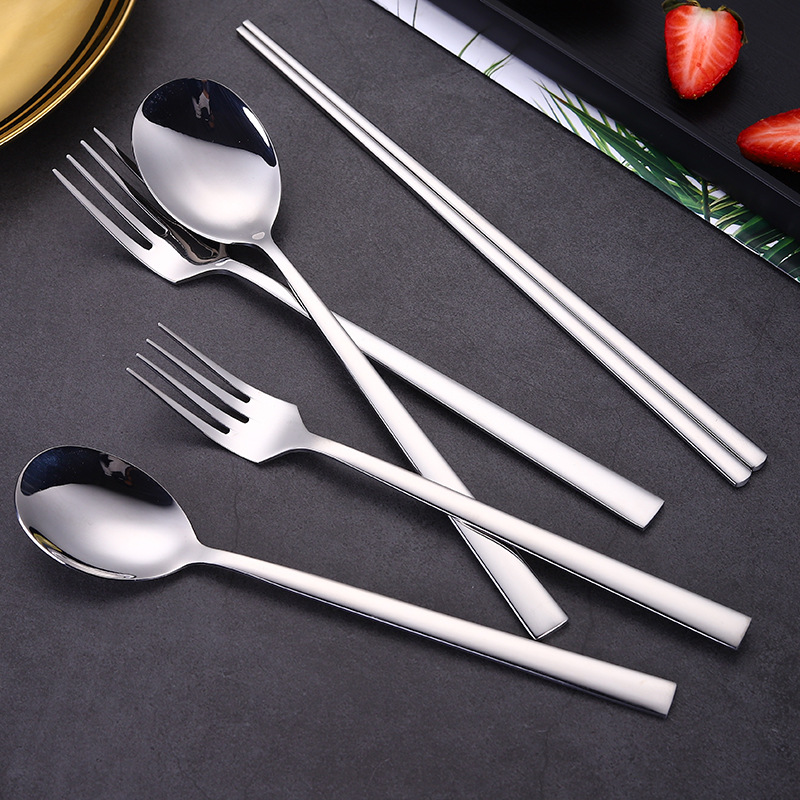 304 stainless steel Korean-style spoons, forks, chopsticks, long-handled spoons, forks and spoons, student portable three-piece set of chopsticks, spoons and forks Application Scenario
