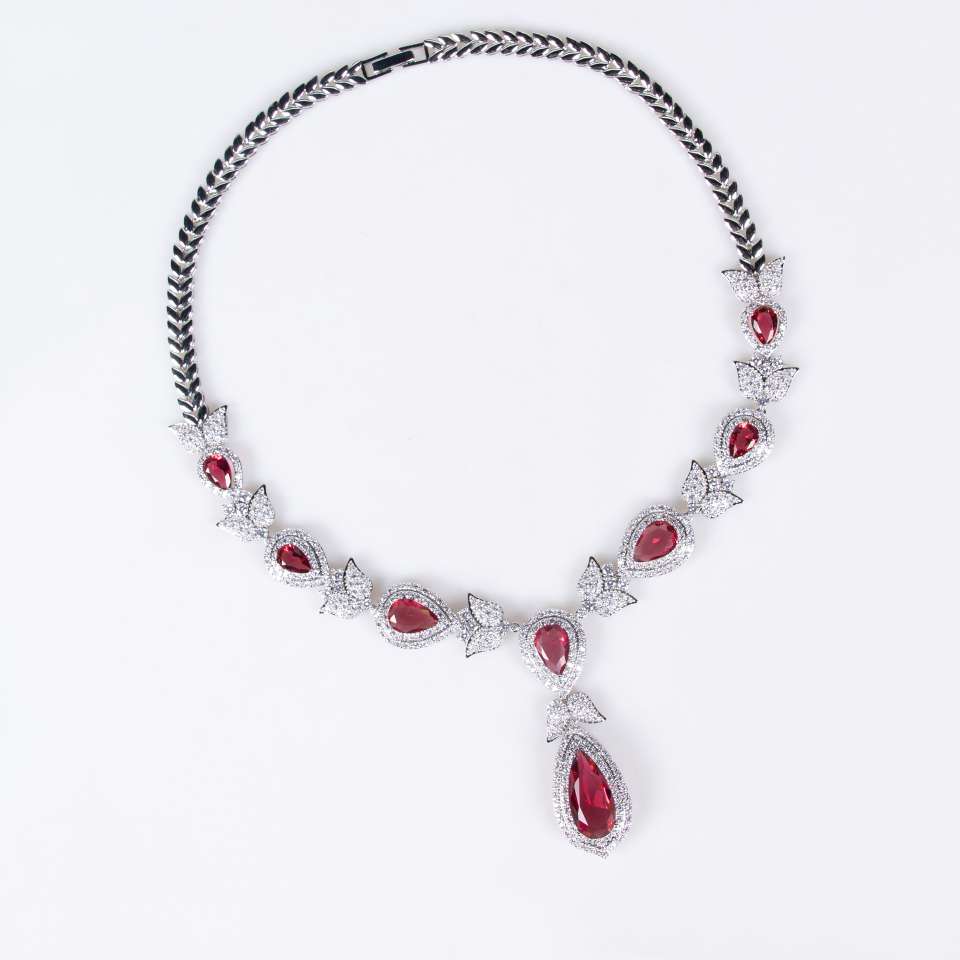 The bride's zircon diamond-encrusted heart-shaped necklace and earrings set, an exaggerated, light luxury and high-end European and American pendant dress accessory detail image 6