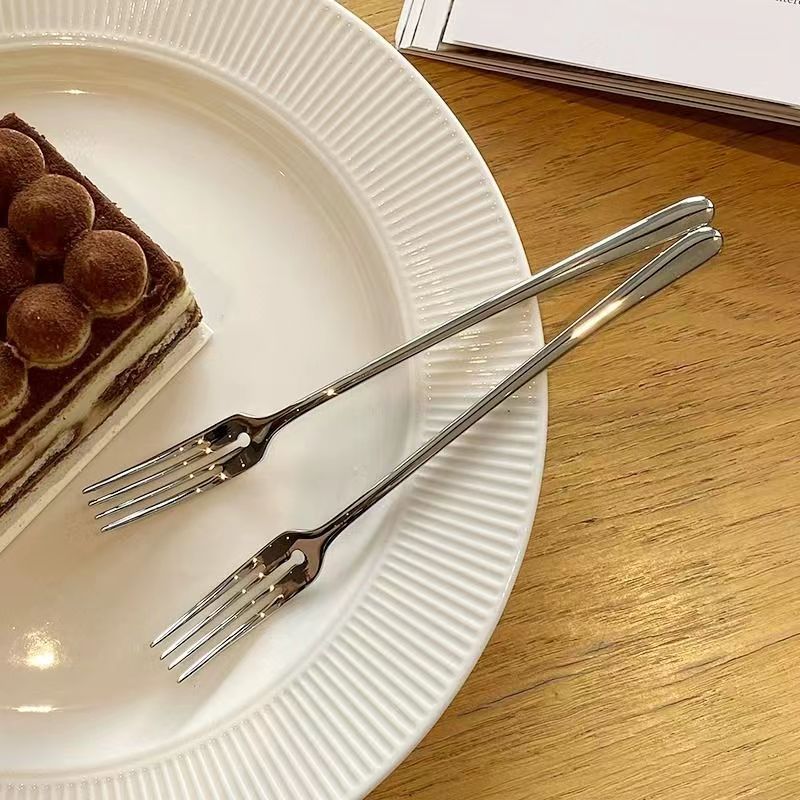 Stainless steel fruit skewers, portable fruit forks, round hole forks, popular photo shoots, dinner party dessert forks, cake salad forks full figure