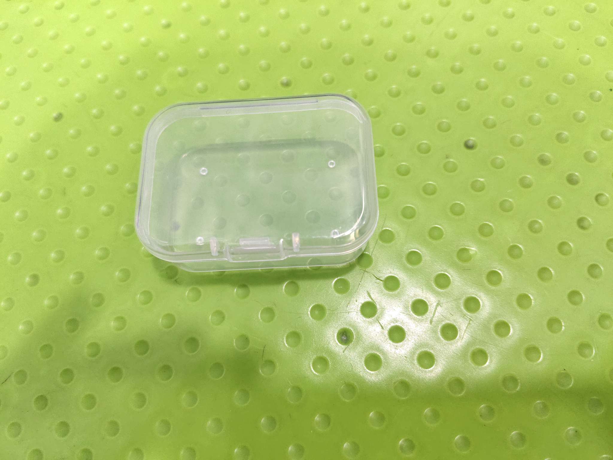 小单盒，耐摔，耐磨，携带方便，透明度高，一目了然。随身的耳机，小饰品都可以收纳。