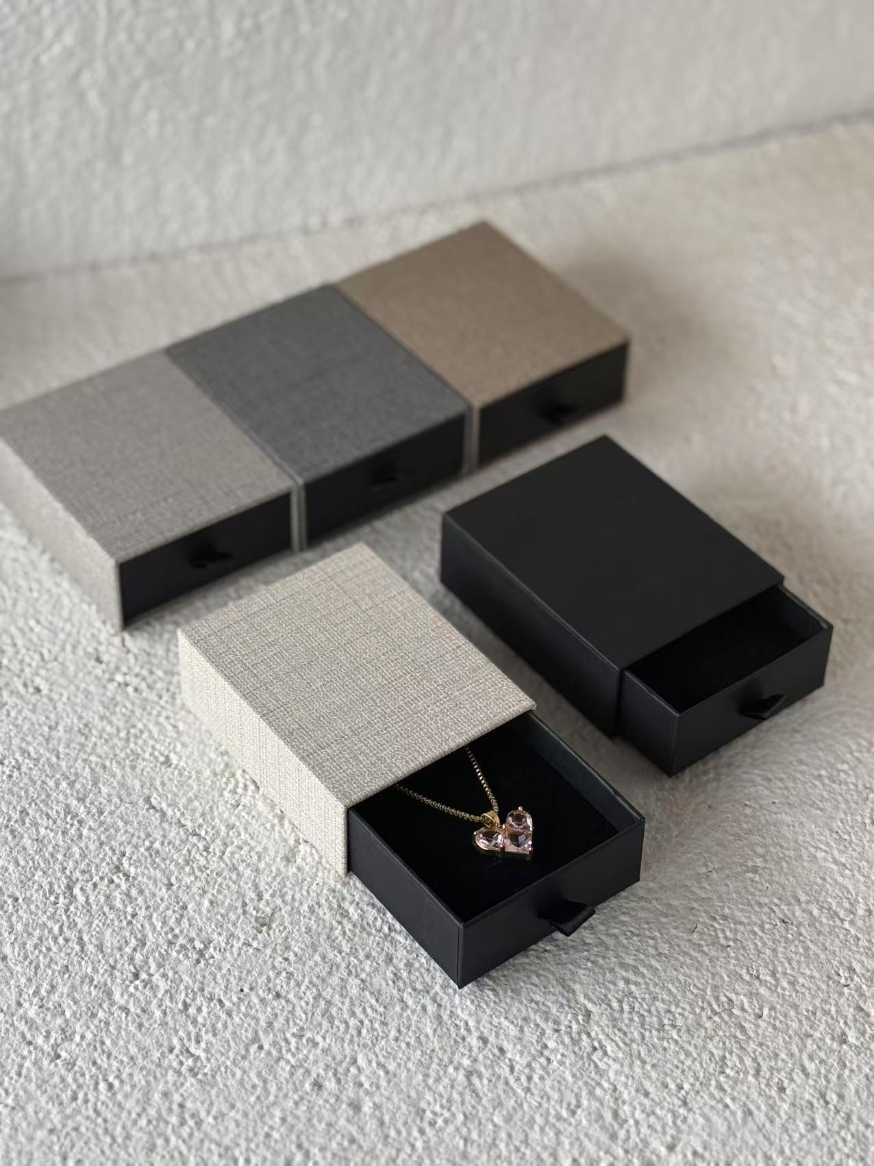 饰品盒。抽屉盒。7X9X3规格。颜色很多，也可以未来订做。尺寸大小都可以