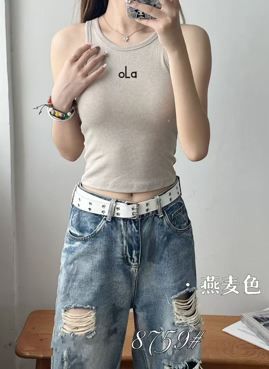 A new early autumn letter-embroidered I-shaped back sporty and casual yoga top with a chest cushion and high collar to prevent exposure