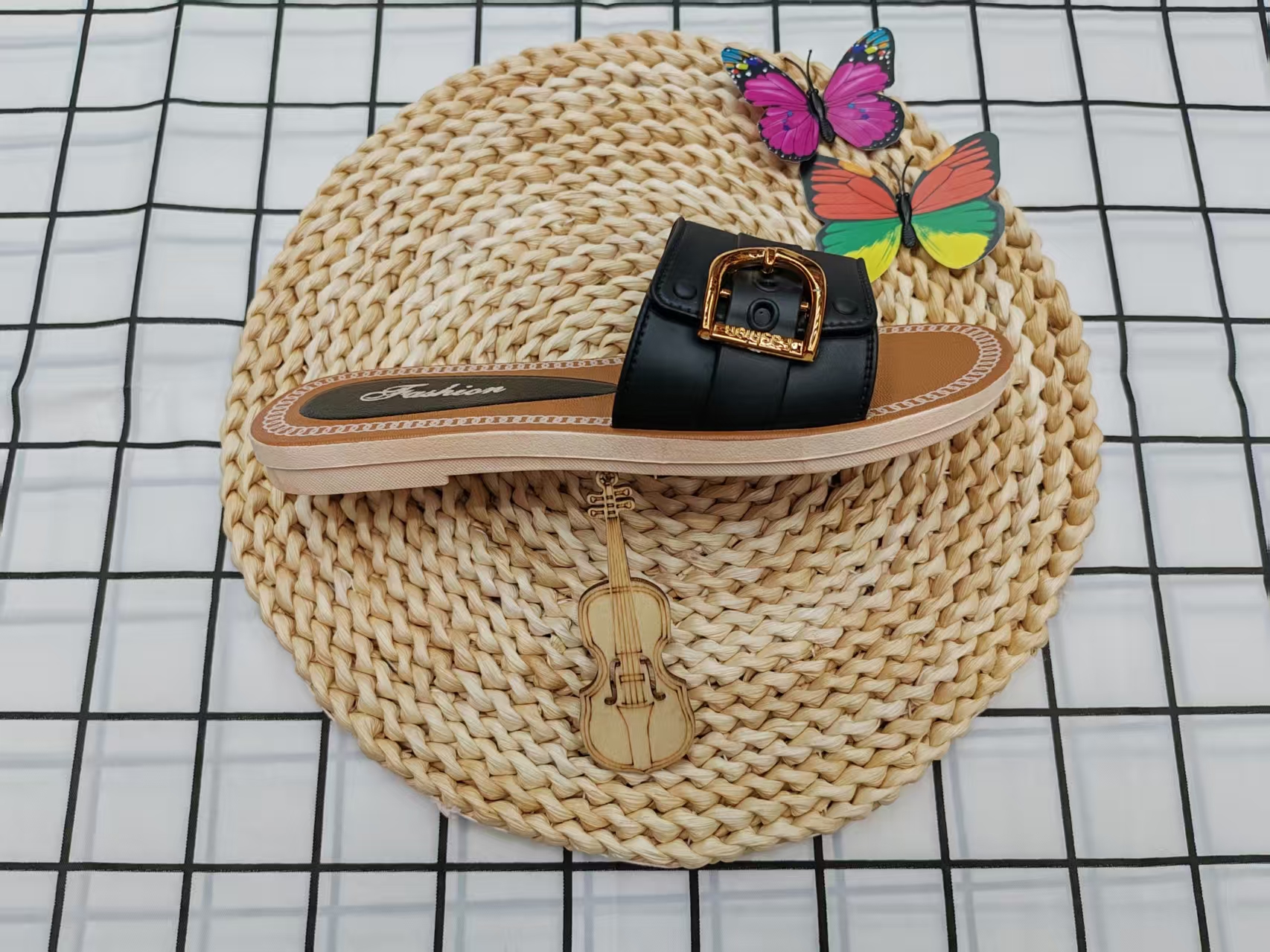 Stylish and versatile metal-clasp flat flip-flops for summer wear in 2025 Specification drawing