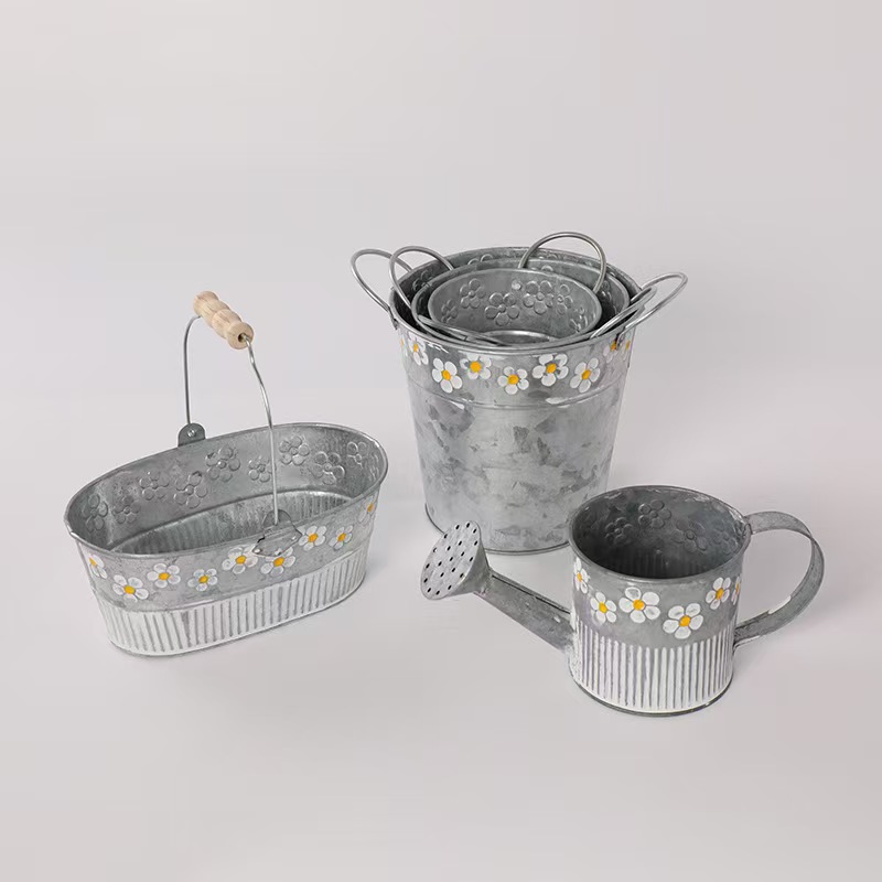 دلو من حديد حديدي كبير الحجم مزخرف على شرفة منزلية Specification image
