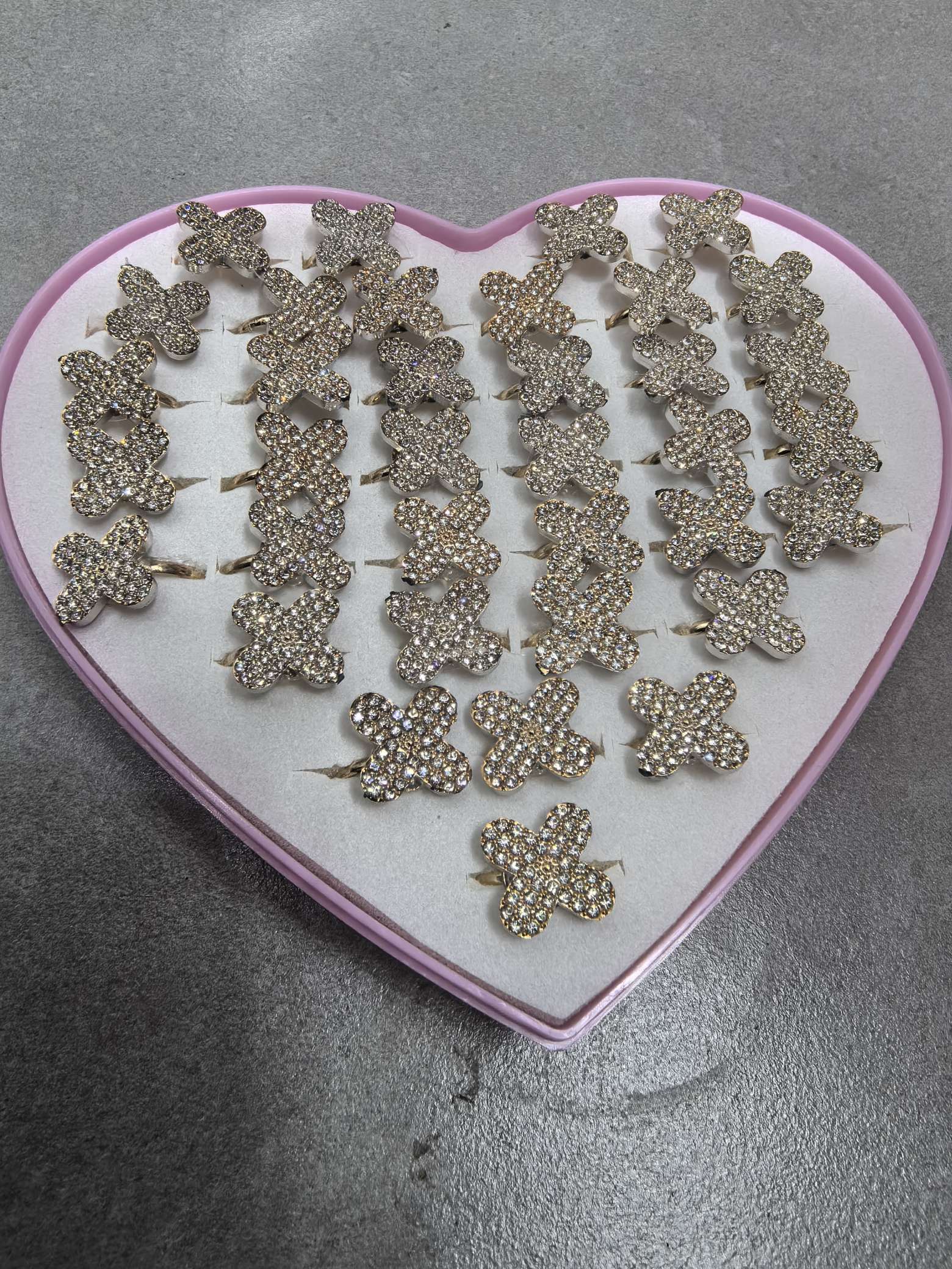 儿童饰品儿童手饰合金戒指指甲片可爱短款串珠凤绳地摊货