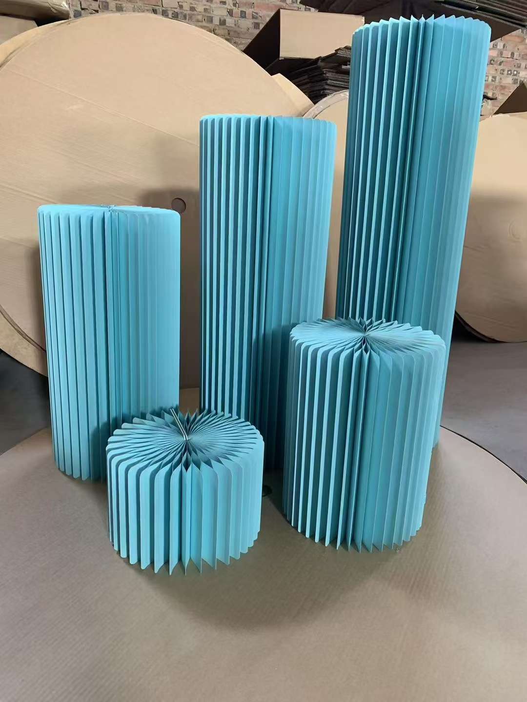 The creative clothing store features an island, a flowing water platform, display stands, cylindrical window display racks, display shelves, and balloon party tables that are densely packed Specification image