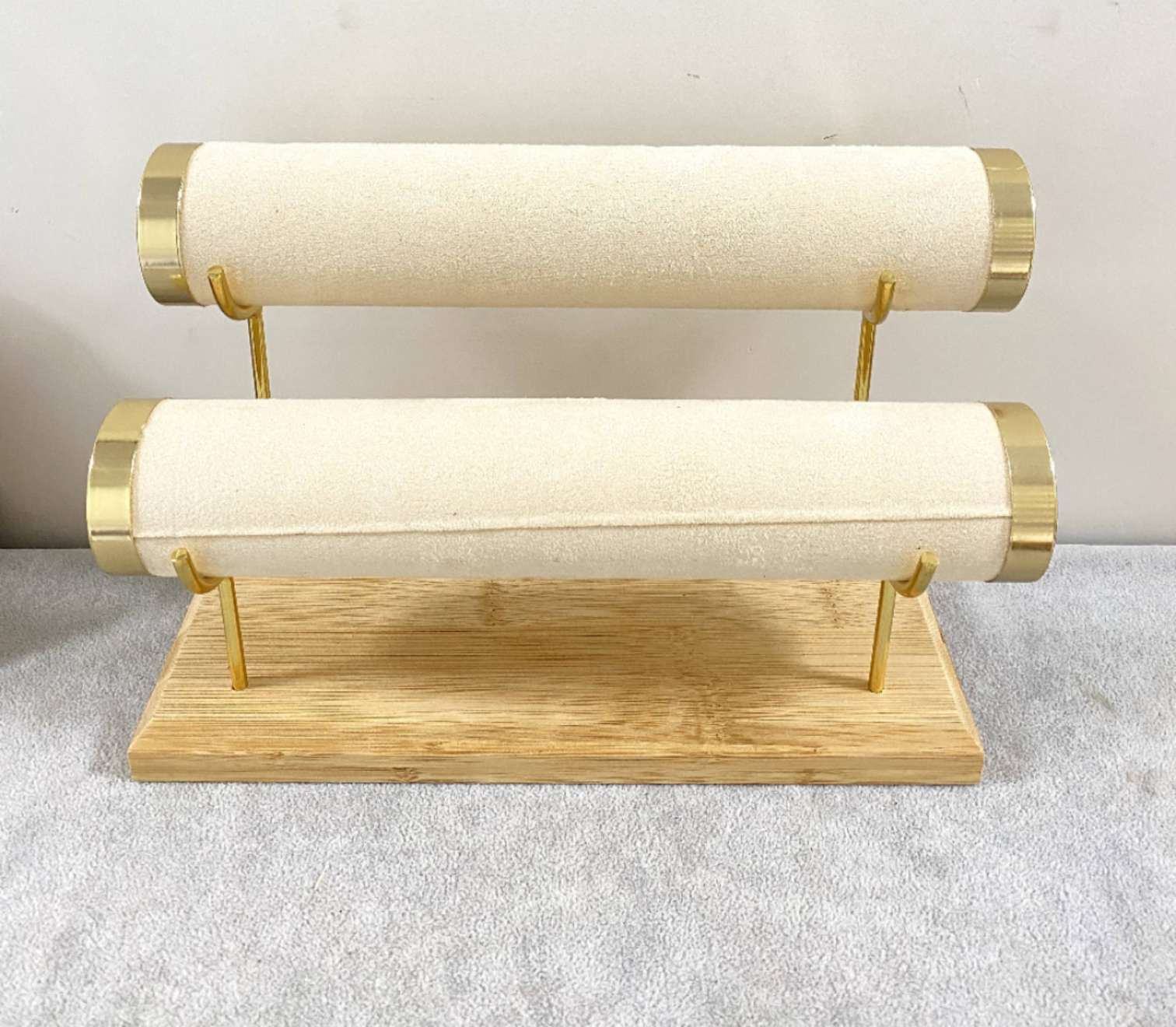 三层架。木的三层架。颜色有黑色。冰灰。大红。墨绿。水粉。白色。米色。多个颜色可先饰品展示架细节图