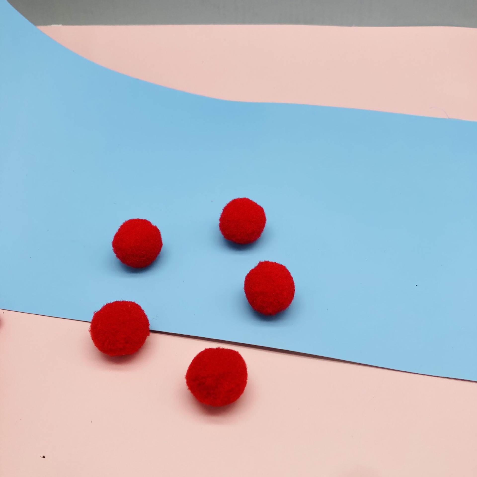 雯杰毛球辅料 工厂各种大小 大红高弹毛球  红色绒球diy儿童手 服装辅料鞋袜箱包配饰红