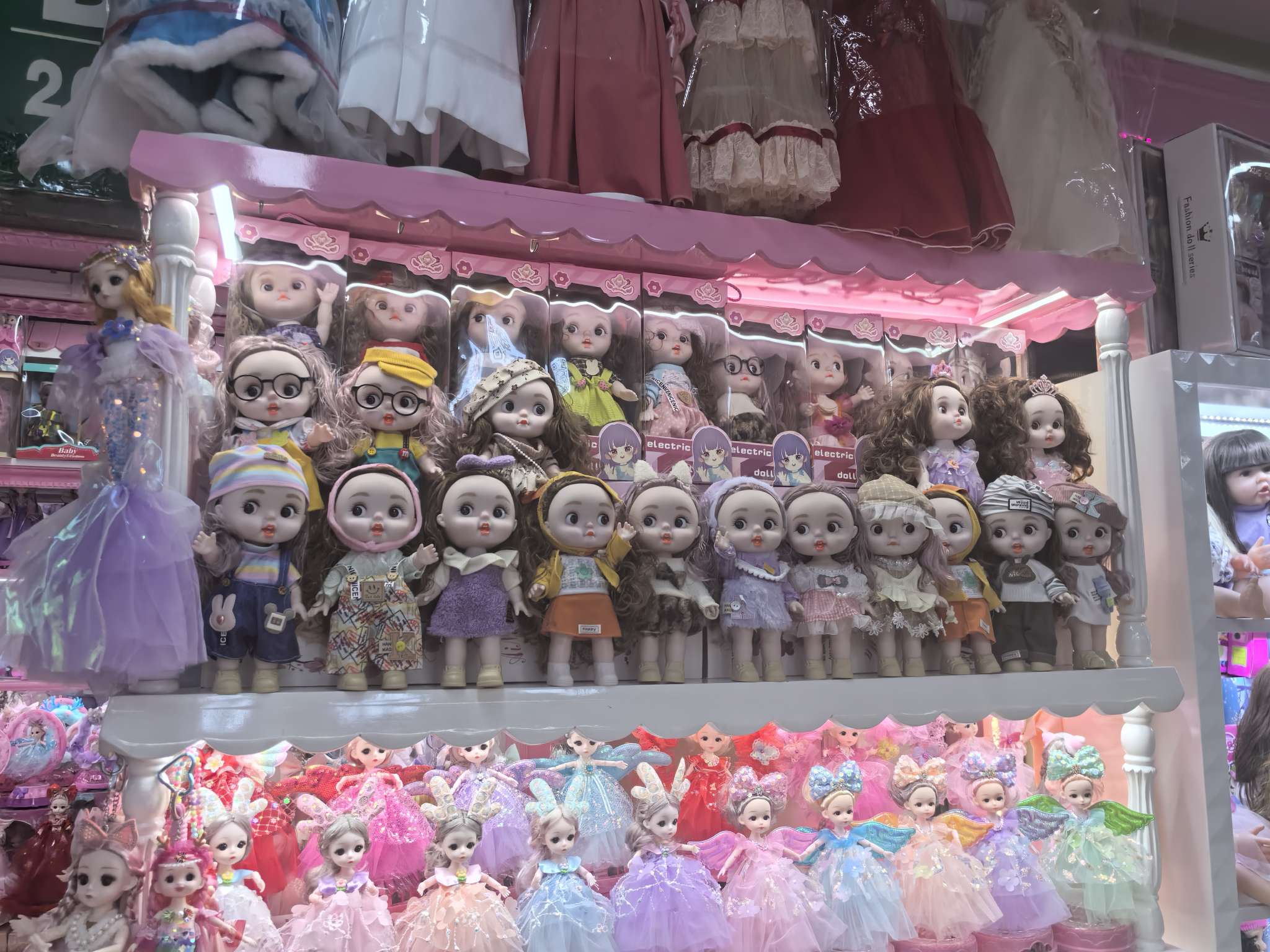 艾妮娃娃，潮玩娃娃，芭比娃娃时尚换装精品儿童玩具钥匙扣卡通毛绒玩具中国特色娃娃公仔配件，智能娃娃，钥匙扣娃娃，娃娃配件