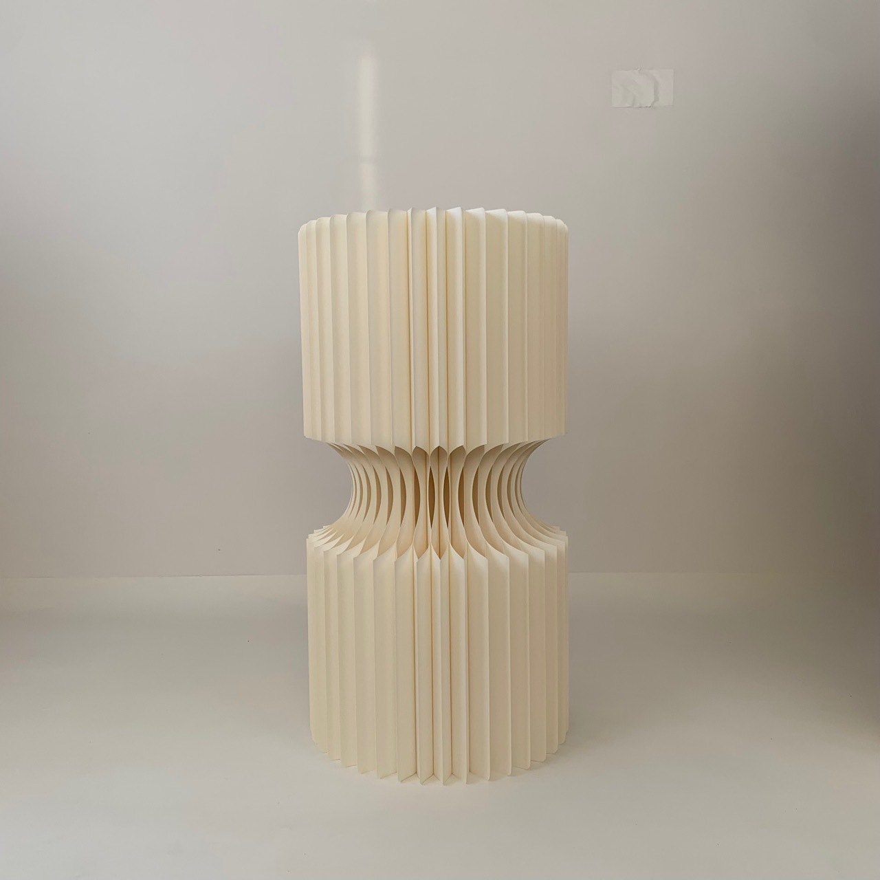 The half-moon folded paper cake dessert table in the women's clothing store, the festive atmosphere display prop display cabinet in the middle island, and the "Feng Paper Record" details Picture