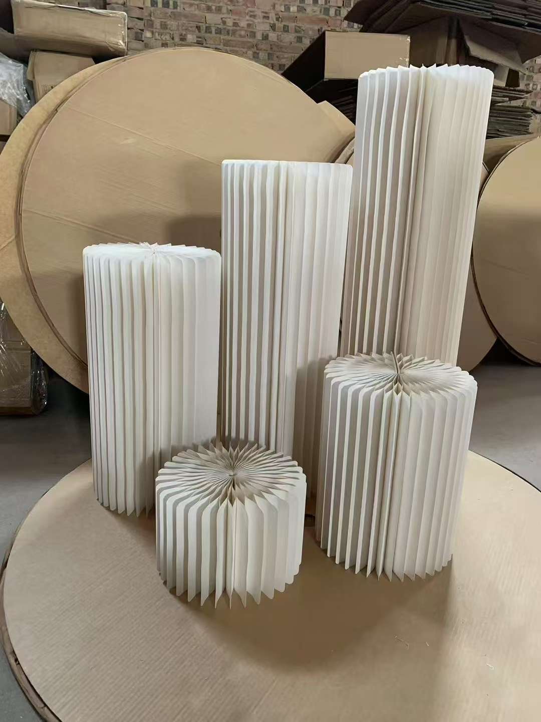 The creative clothing store features an island, a flowing water platform, display stands, cylindrical window display racks, display shelves, and balloon party tables that are densely packed