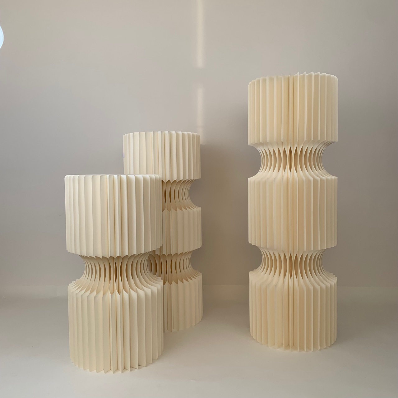 The half-moon folded paper cake dessert table in the women's clothing store, the festive atmosphere display prop display cabinet in the middle island, and the "Feng Paper Record"