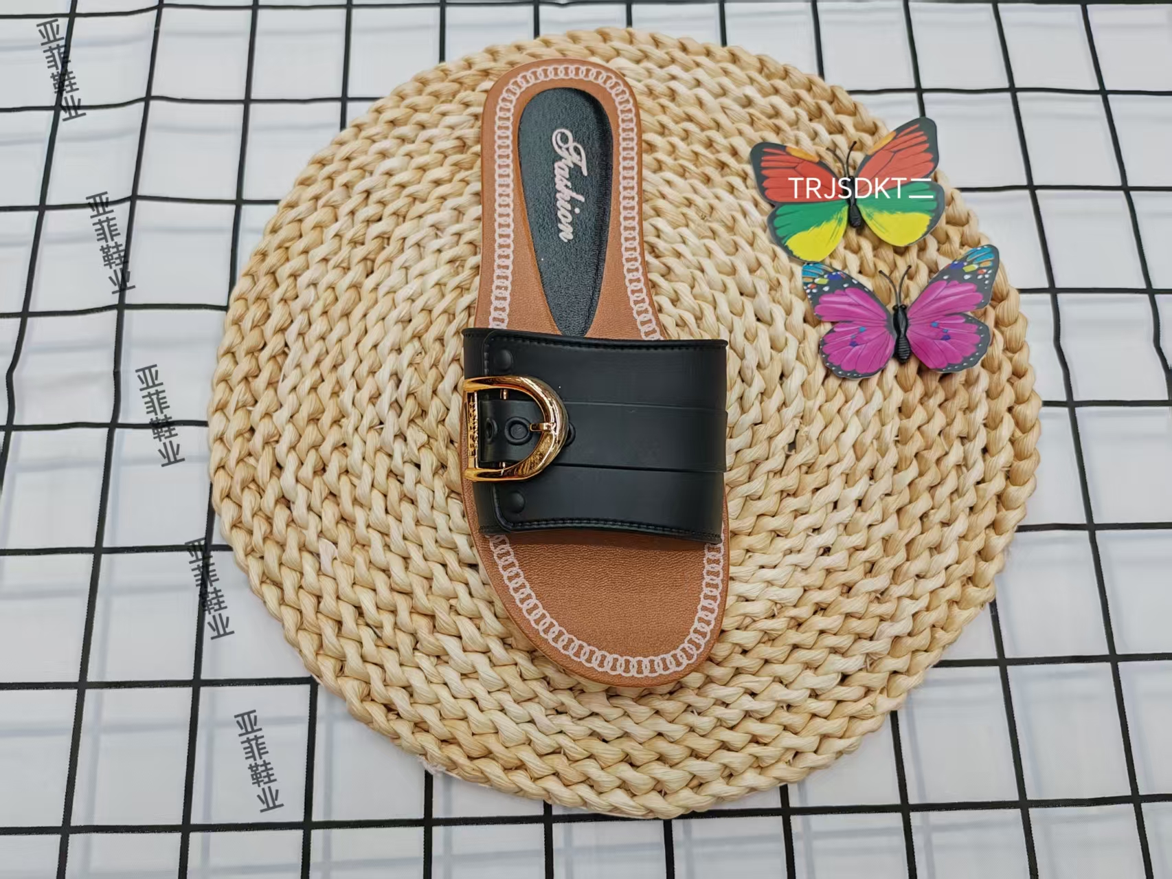 Stylish and versatile metal-clasp flat flip-flops for summer wear in 2025 full figure