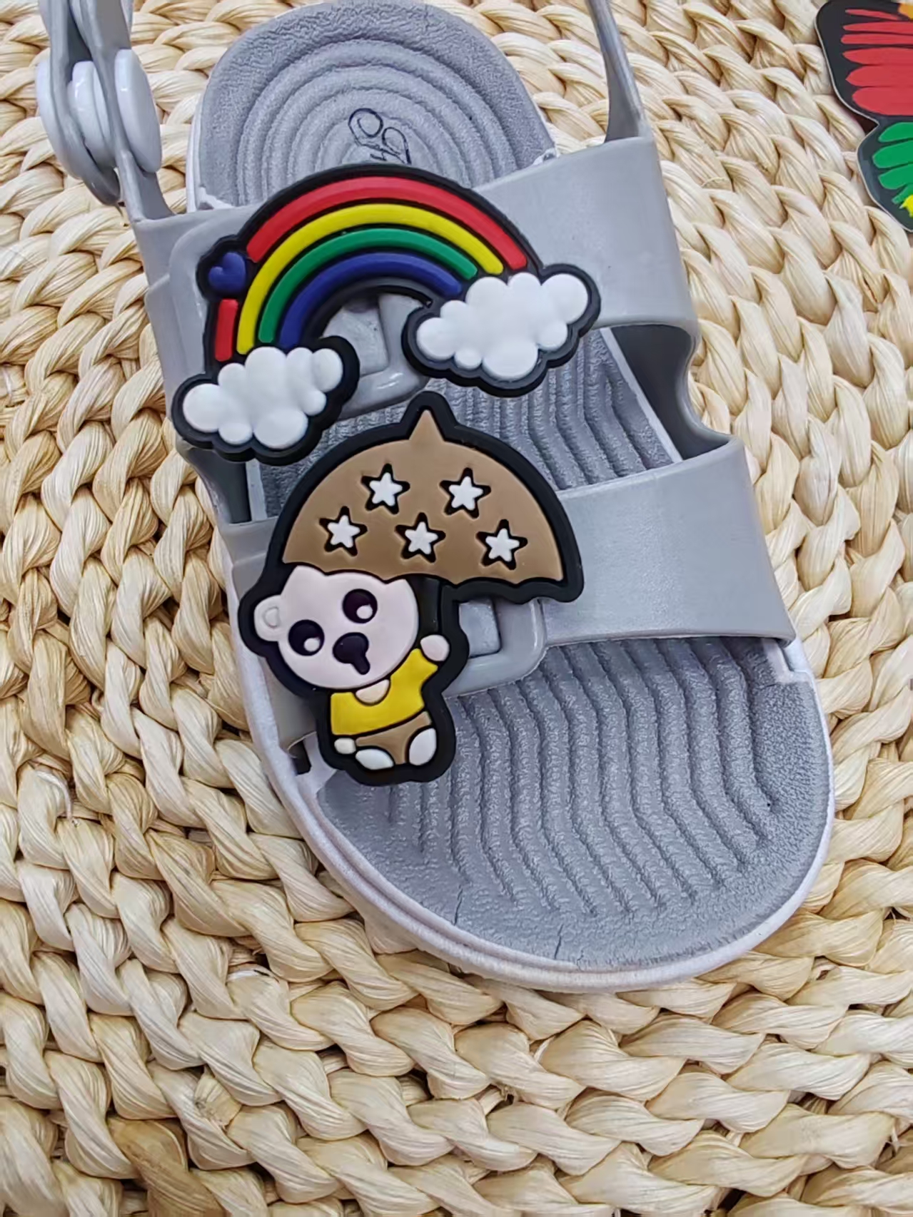 Summer flip-flops for children with exposed toes and anti-slip outer wear Application Scenario