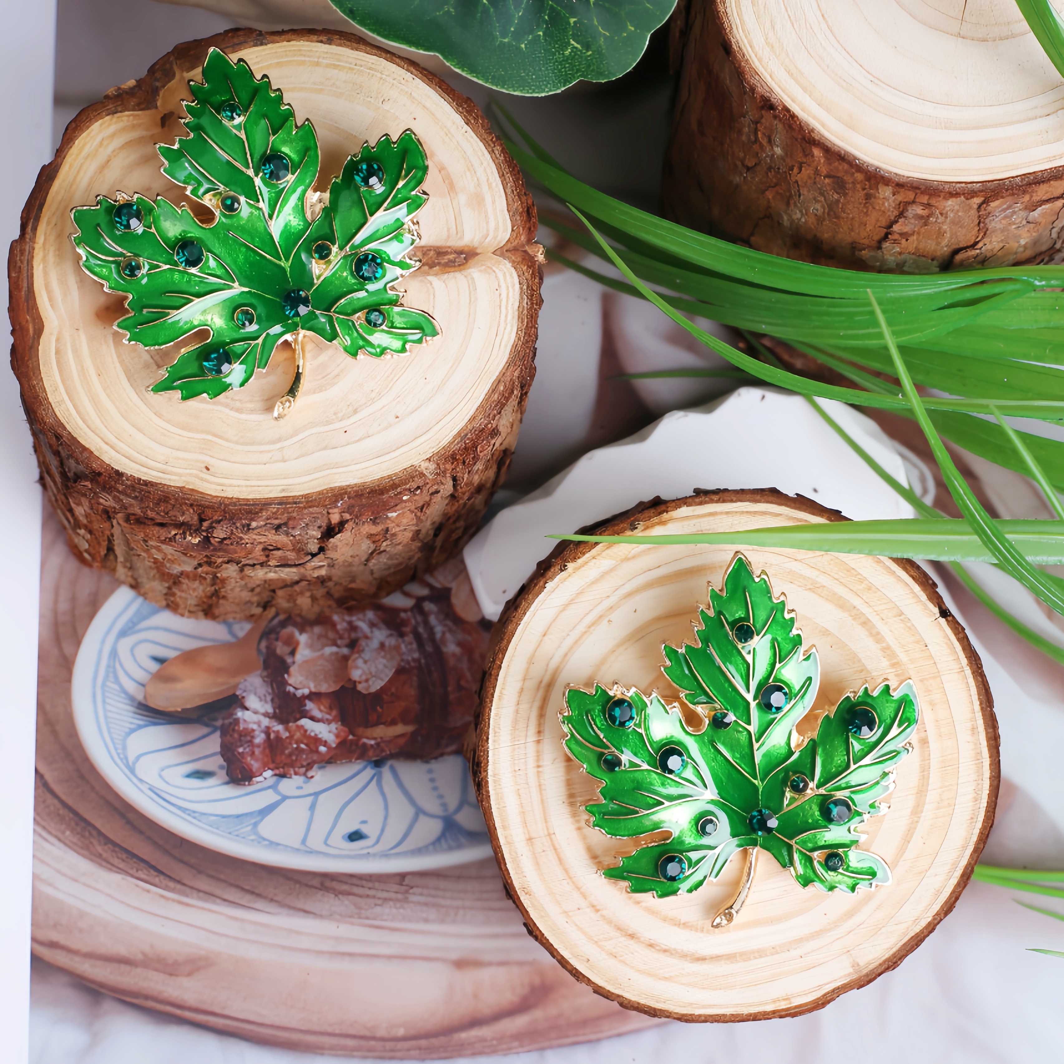 新款时尚精致高档滴油水钻枫叶胸针优雅气质女士百搭西装大衣胸花饰品别针胸针女士收腰时尚