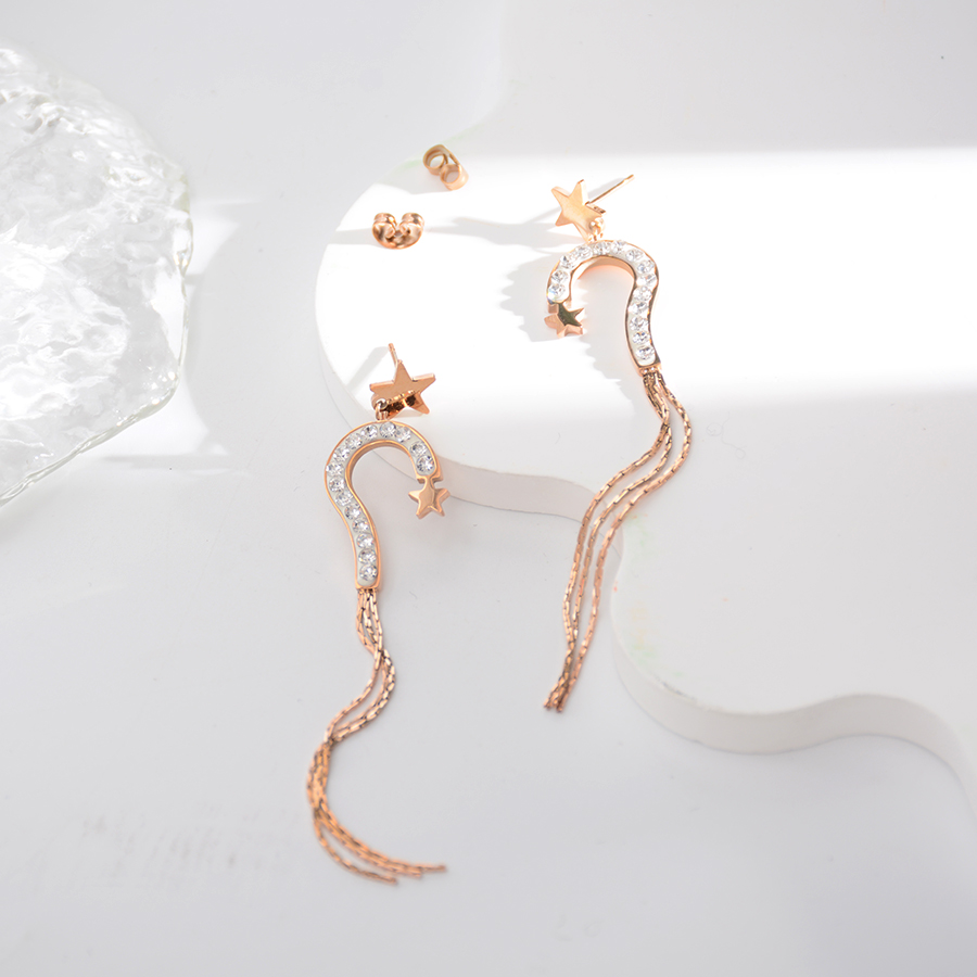 European, American and Korean fashion stud earrings, trendy white mud diamond earrings that do not fade easily, titanium steel rose gold earrings, women's striped accessories, versatile Application Scenario