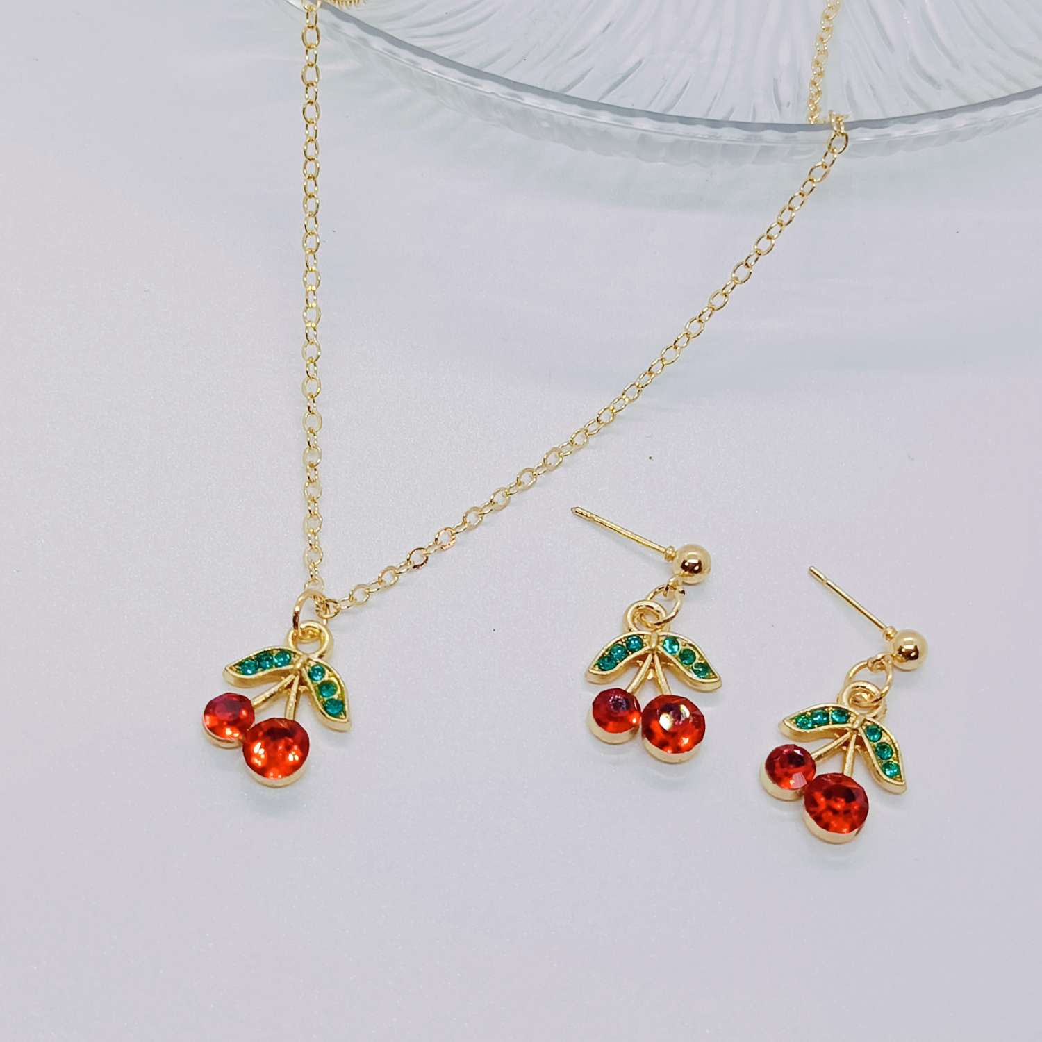 时尚精致流行饰品樱桃耳环项链套装滴油简约耳针耳饰品女气质百搭潮款。