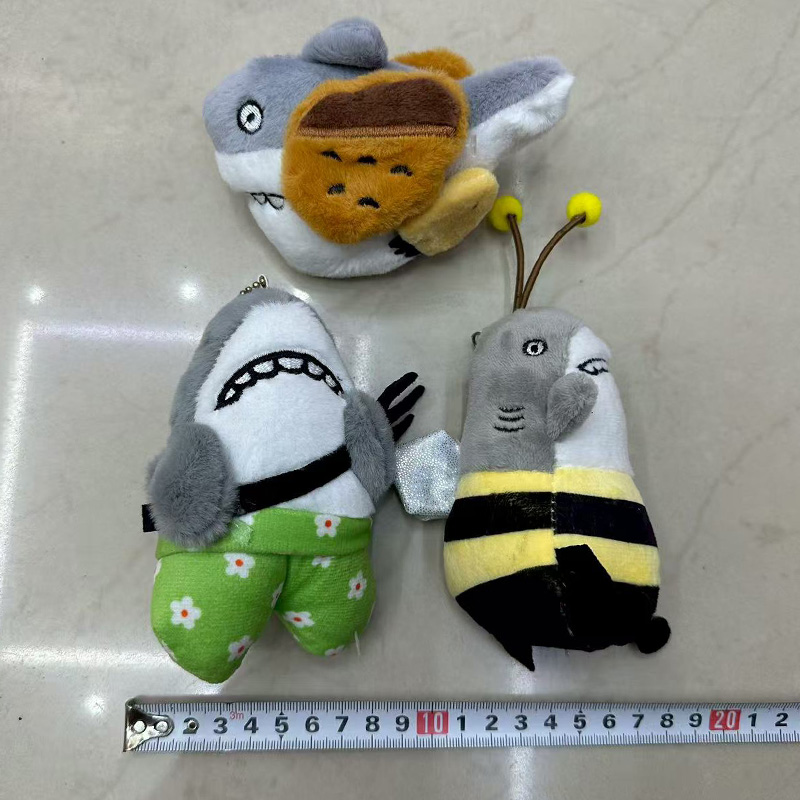 Shark carvings, shark honey, shark forks, parodies, plush toys, creative dolls, cartoon accessories, plush figurines, keychains, cloth dolls, cute decorations, gifts, claw machine factory direct sales Application Scenario