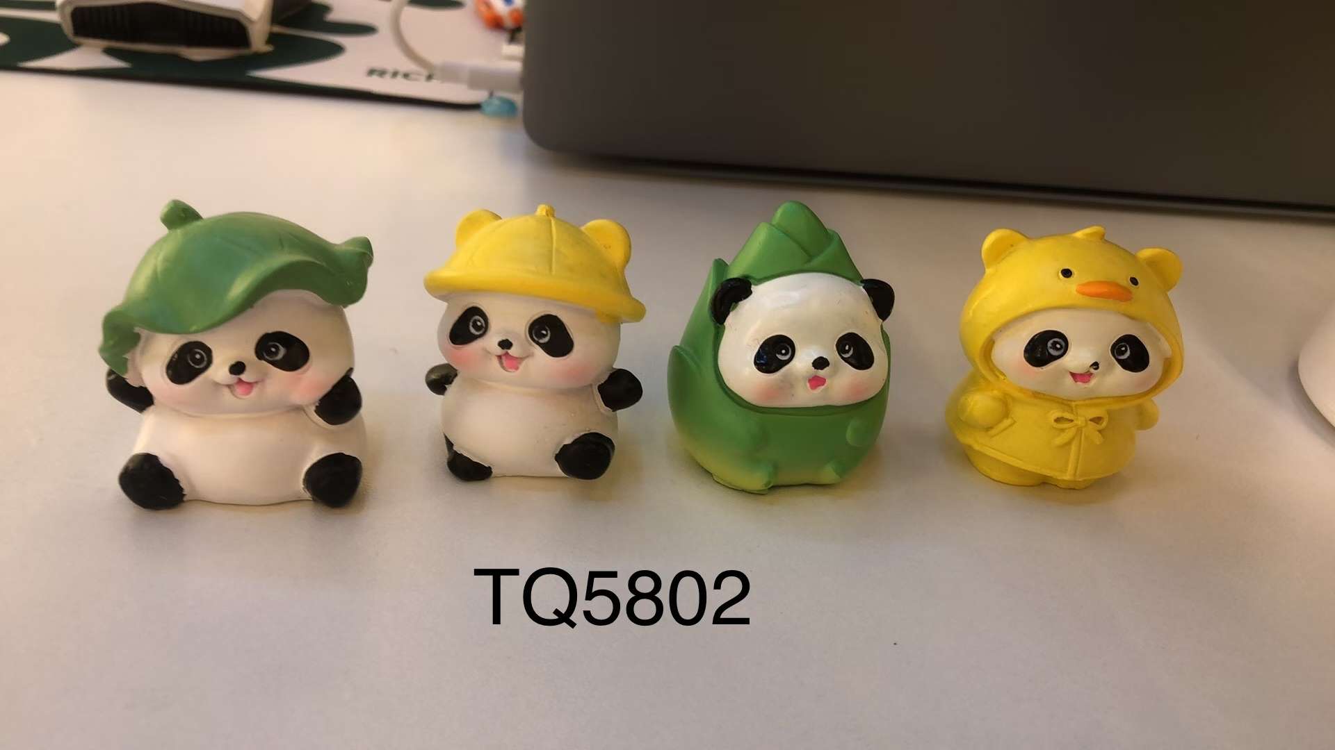 车载摇头树脂摆件白底实物图