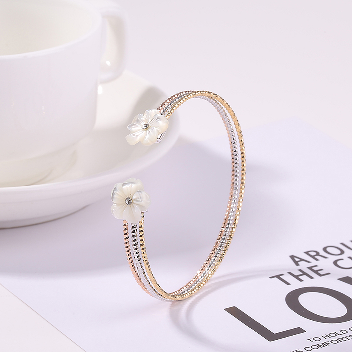 精致热销三色手镯白色贝壳花朵手链女士开口手镯精致珠宝手工首饰女式时尚配饰批发纯银手镯
