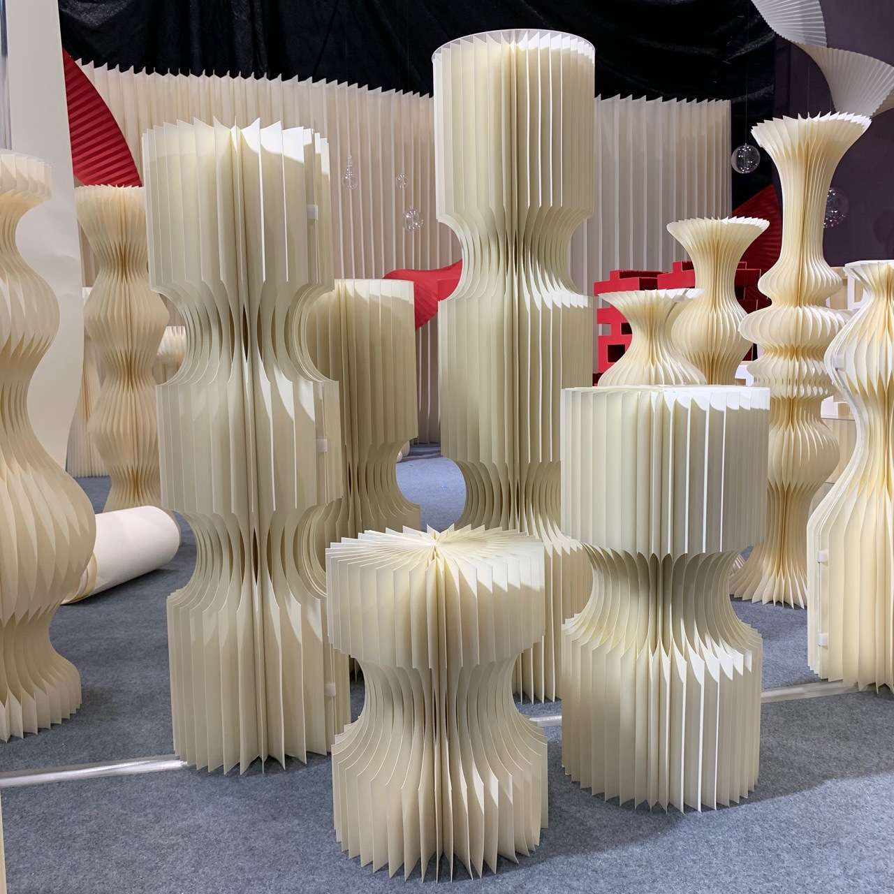 The half-moon folded paper cake dessert table in the women's clothing store, the festive atmosphere display prop display cabinet in the middle island, and the "Feng Paper Record" Item Picture