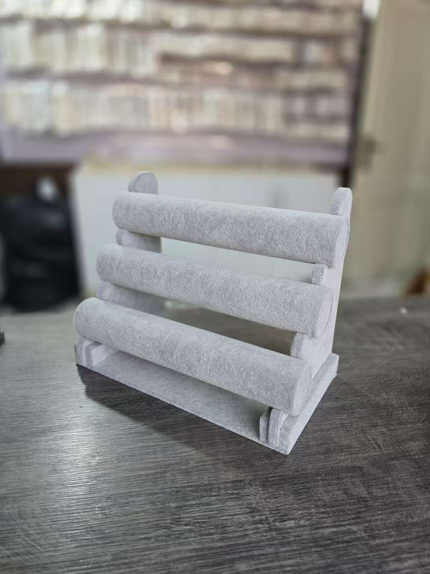 三层架。木的三层架。颜色有黑色。冰灰。大红。墨绿。水粉。白色。米色。多个颜色可先饰品展示架