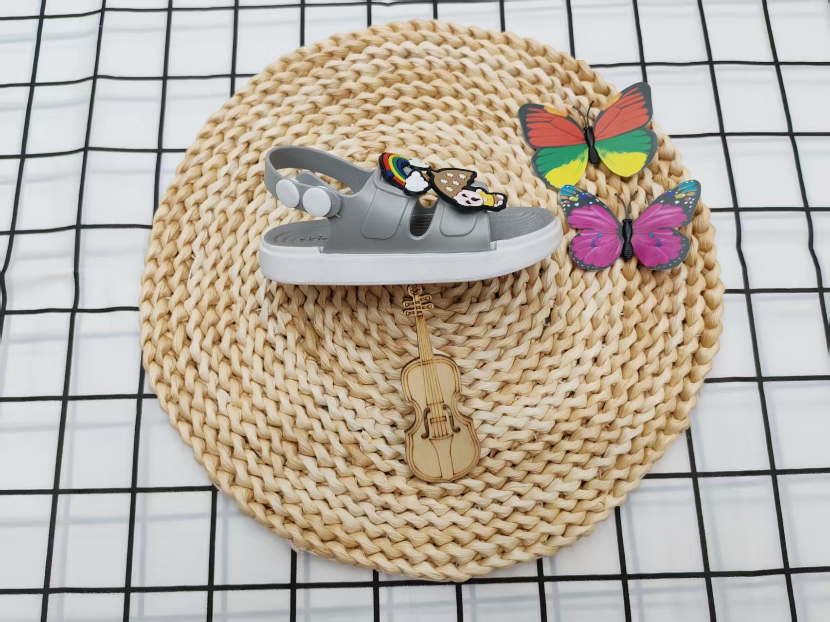 Summer flip-flops for children with exposed toes and anti-slip outer wear Specification drawing