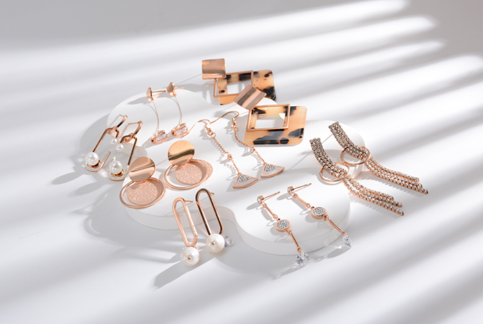 Trendy diamond-encrusted small foot earrings, titanium steel rose gold earrings, enriching clothing and food accessories for women, European and American pic 4