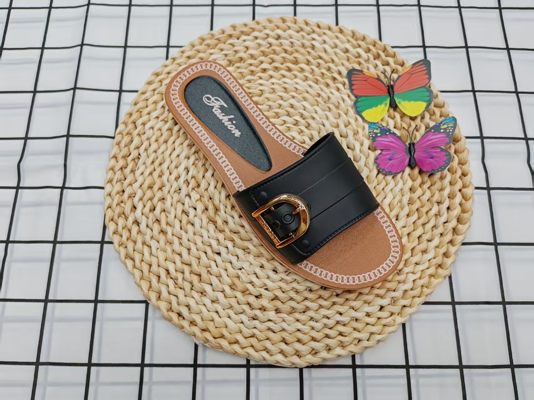 Stylish and versatile metal-clasp flat flip-flops for summer wear in 2025 details Picture