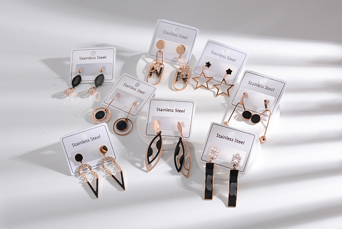 Trendy diamond-encrusted small foot earrings, titanium steel rose gold earrings, enriching clothing and food accessories for women, European and American pic 5