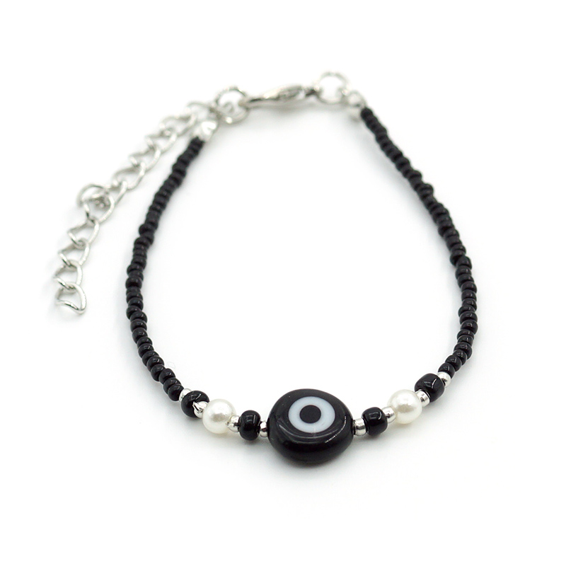 The rice pearl blue eye bracelet is a fashionable women's bracelet and accessory. It is simple, versatile and trendy Application Scenario