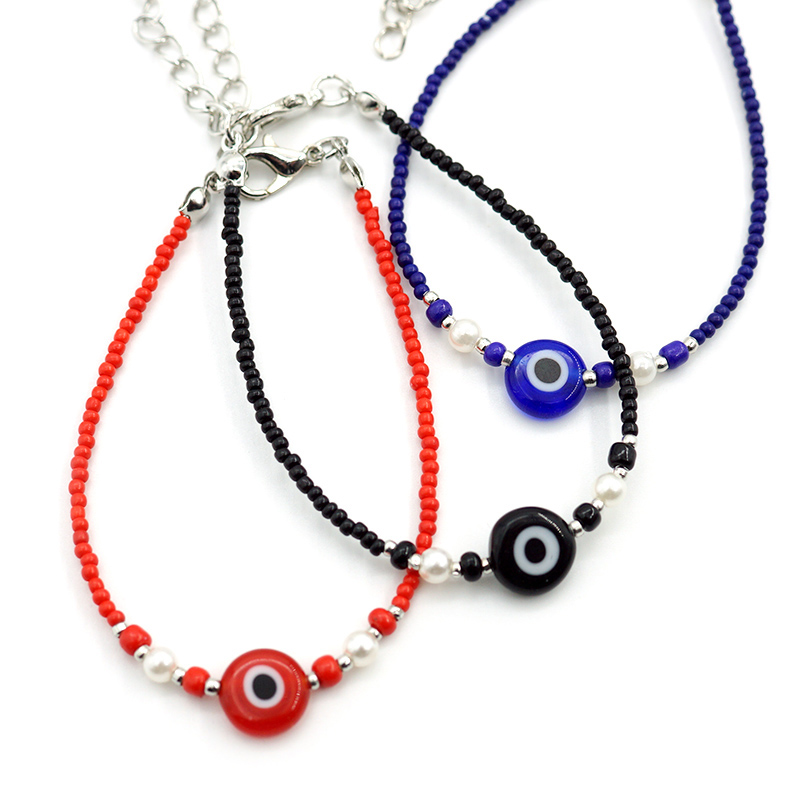 The rice pearl blue eye bracelet is a fashionable women's bracelet and accessory. It is simple, versatile and trendy