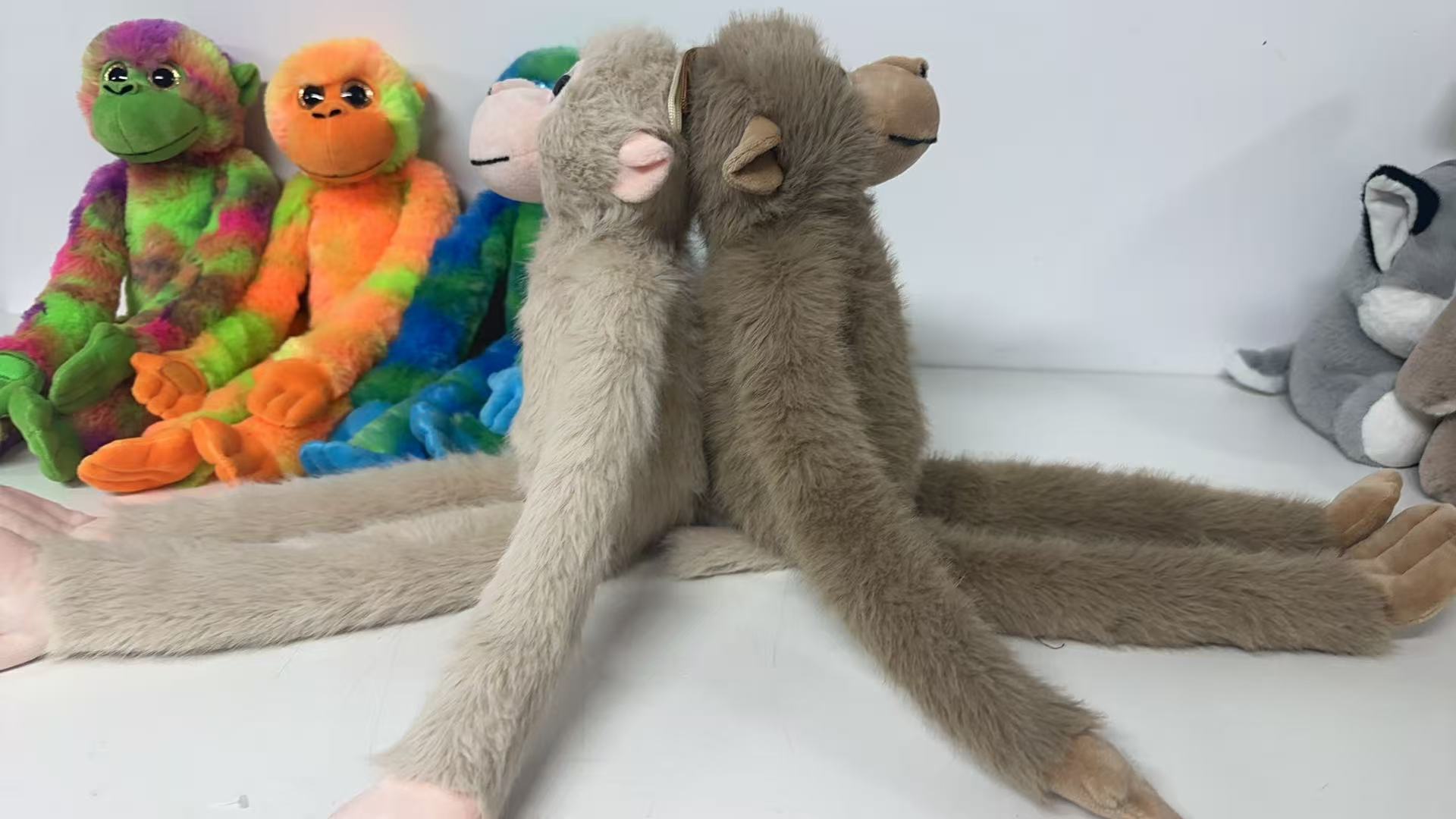 Cross-border Internet celebrity cute little monkey pendants, plush toys, dolls, gorilla dolls, keychains wholesale Specification image